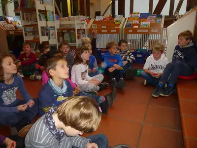 Foto 9 aus der Archivgalerie Besuch der Stadtbücherei Wiehl durch die Klassen 2 (2015)