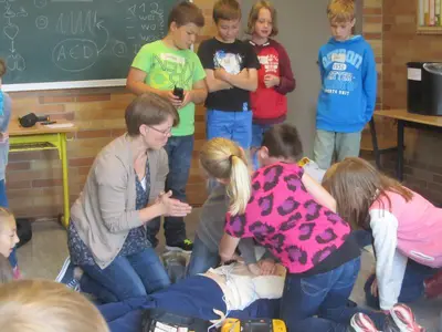 Foto 6 aus der Archivgalerie Lebensretterkurs Klassen 4 (2015)