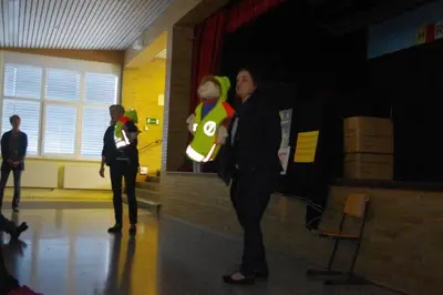 Foto 2 aus der Archivgalerie Warnwesten für die Erstklässler (2016)